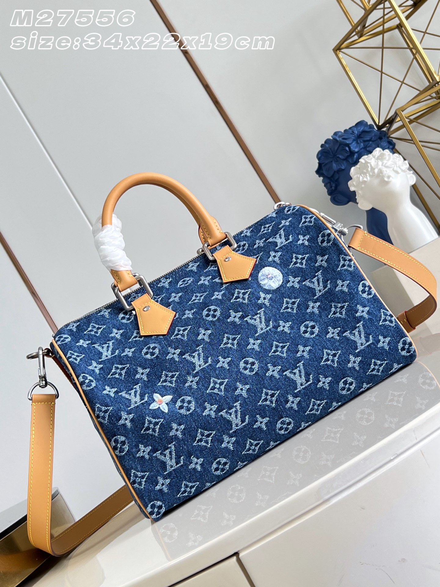 【顶级原单 M27556 】本款 Speedy 30 Bandoulière 手袋采用 Monogram 花卉丹宁布，为