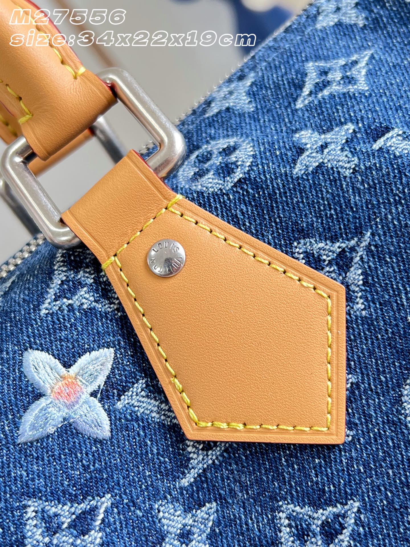【顶级原单 M27556 】本款 Speedy 30 Bandoulière 手袋采用 Monogram 花卉丹宁布，为