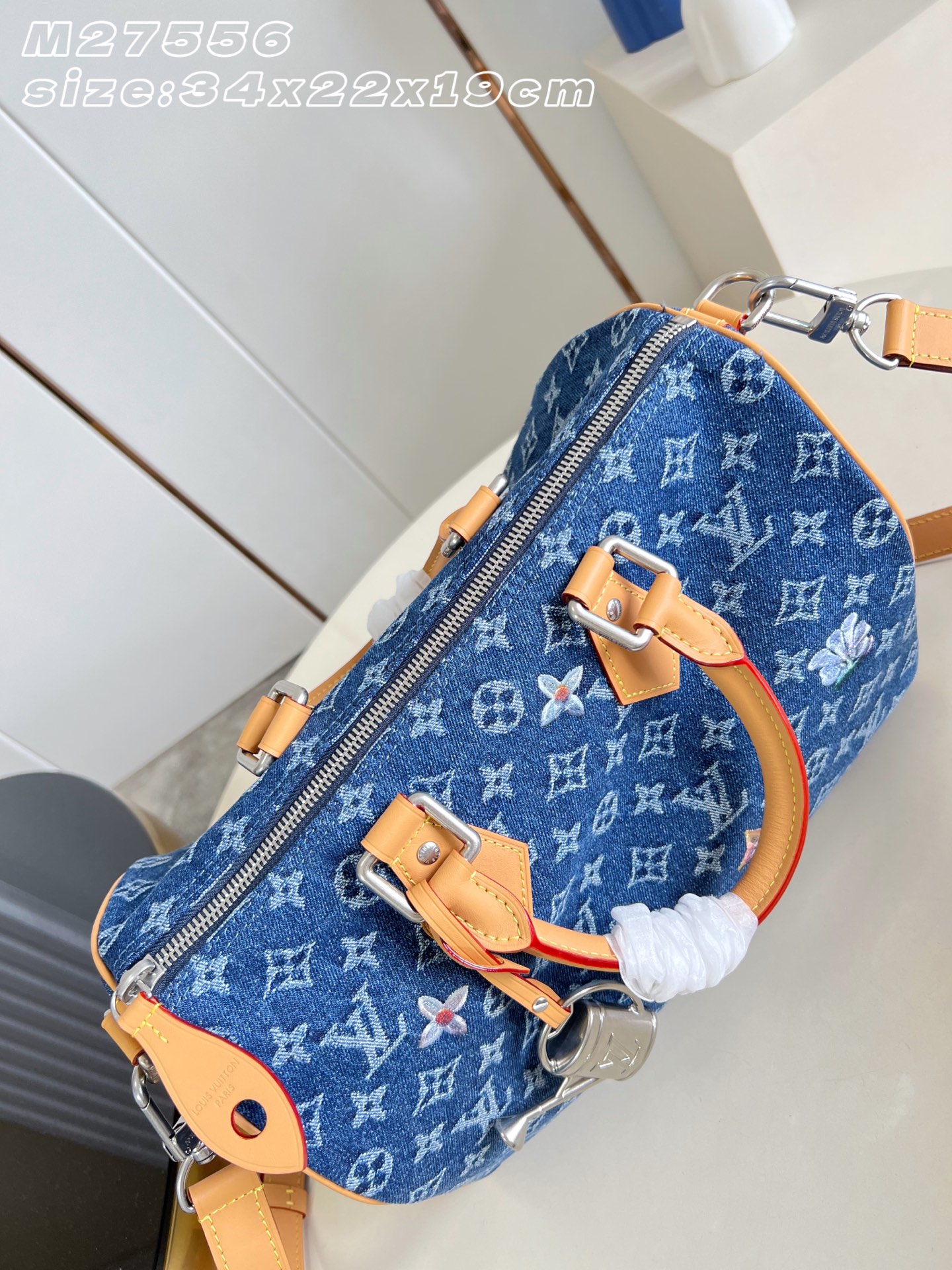 【顶级原单 M27556 】本款 Speedy 30 Bandoulière 手袋采用 Monogram 花卉丹宁布，为