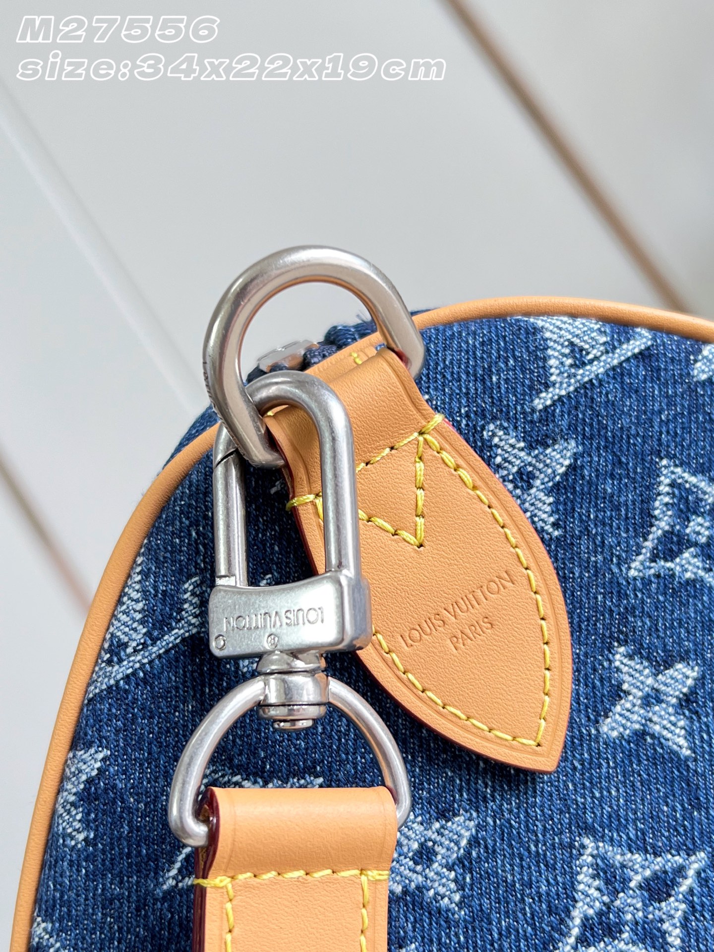 【顶级原单 M27556 】本款 Speedy 30 Bandoulière 手袋采用 Monogram 花卉丹宁布，为
