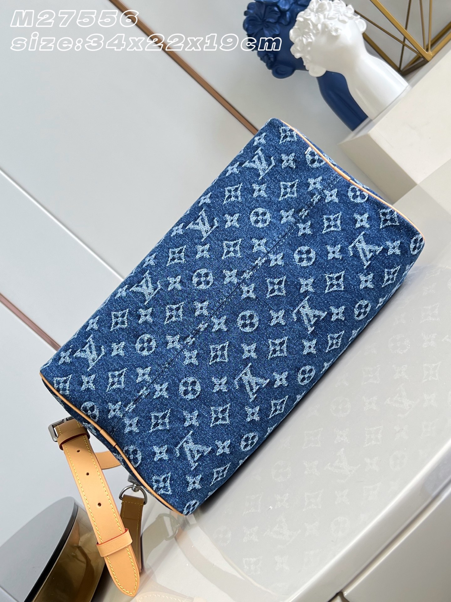 【顶级原单 M27556 】本款 Speedy 30 Bandoulière 手袋采用 Monogram 花卉丹宁布，为