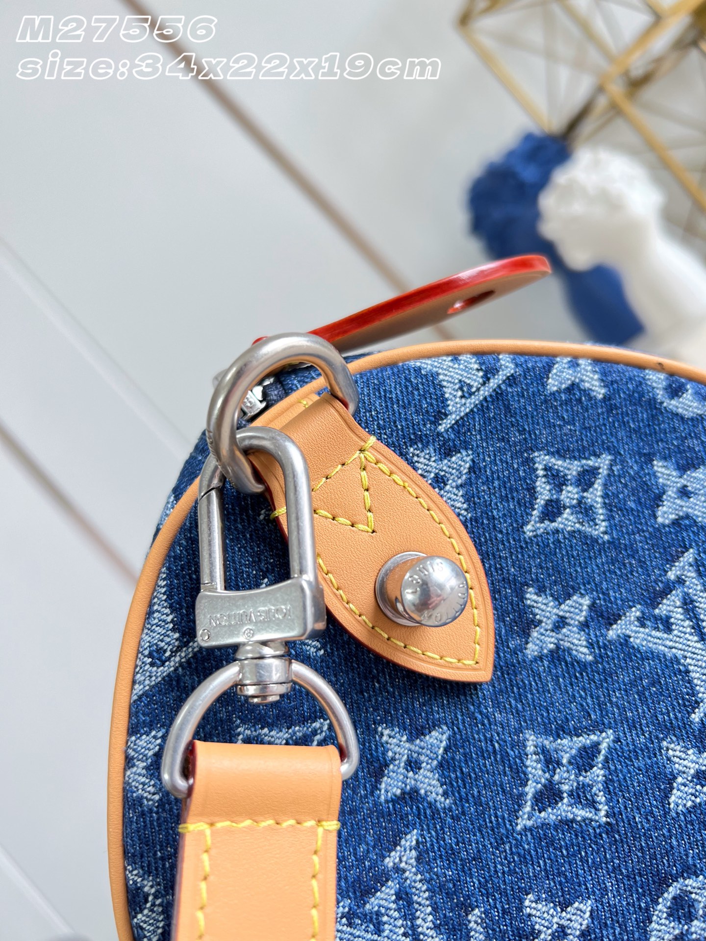 【顶级原单 M27556 】本款 Speedy 30 Bandoulière 手袋采用 Monogram 花卉丹宁布，为