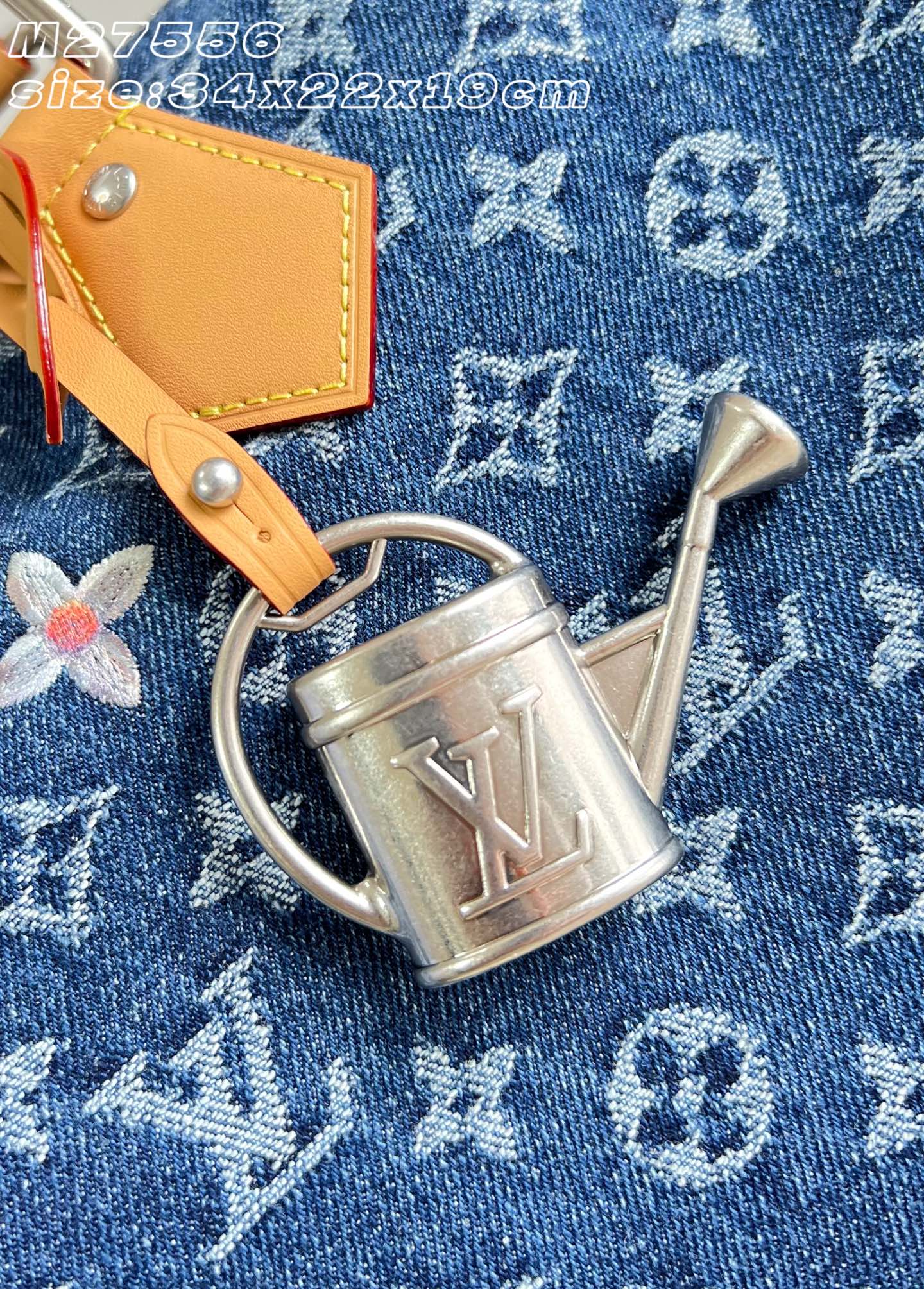 【顶级原单 M27556 】本款 Speedy 30 Bandoulière 手袋采用 Monogram 花卉丹宁布，为