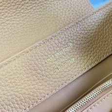 【顶级原单 M48865金棕豹纹串珠款/小号 】本款 Sunbeam 系列 Capucines BB 手袋精致典雅。选用 【顶级原单 M48865金棕豹纹串珠款/小号 】本款 Sunbeam 系列 Capucines BB 手袋精致典雅。选用
