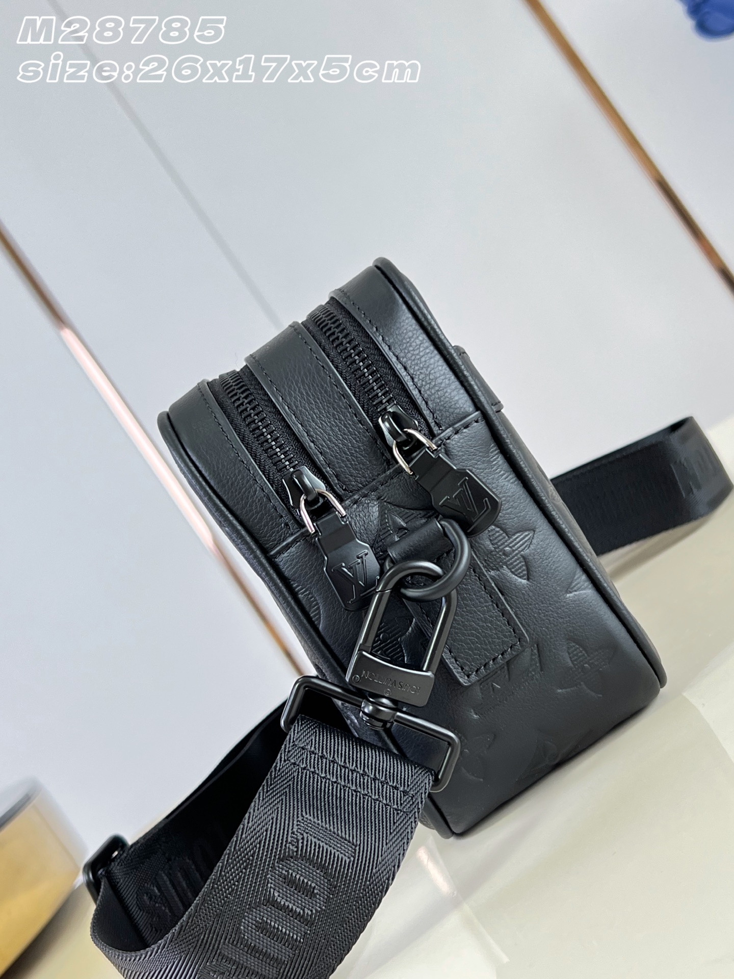 【顶级原单 M28785 】本款 Alpha 邮差包结合 Monogram Shadow 牛皮革、牛皮革饰边和金属件，设