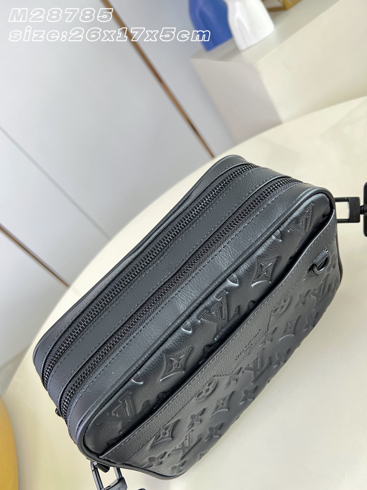 【顶级原单 M28785 】本款 Alpha 邮差包结合 Monogram Shadow 牛皮革、牛皮革饰边和金属件，设
