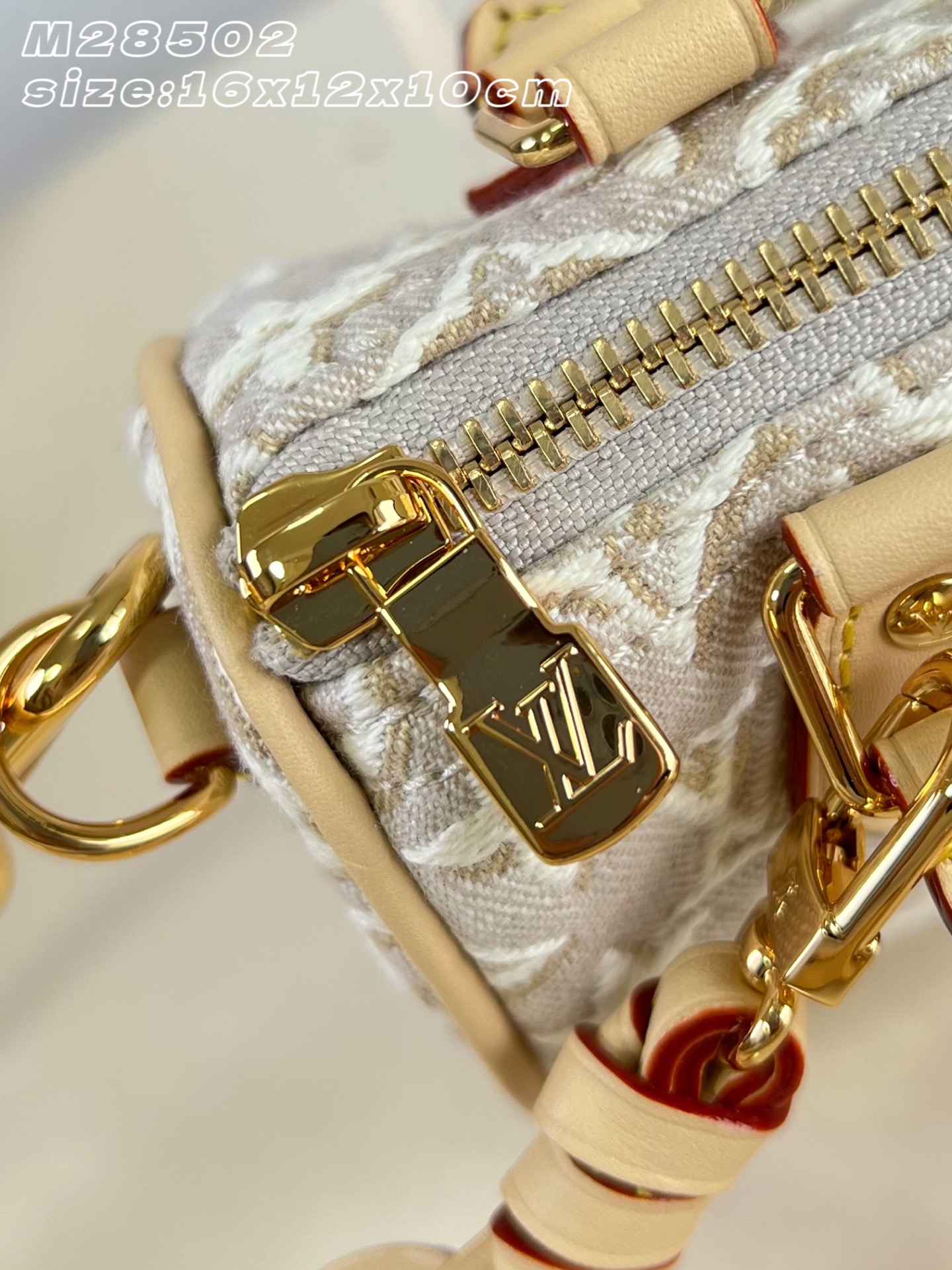 【顶级原单 M28502 】本款 Nano Speedy 手袋为触感细腻的提花帆布融入 Monogram Emblème 【顶级原单 M28502 】本款 Nano Speedy 手袋为触感细腻的提花帆布融入 Monogram Emblème