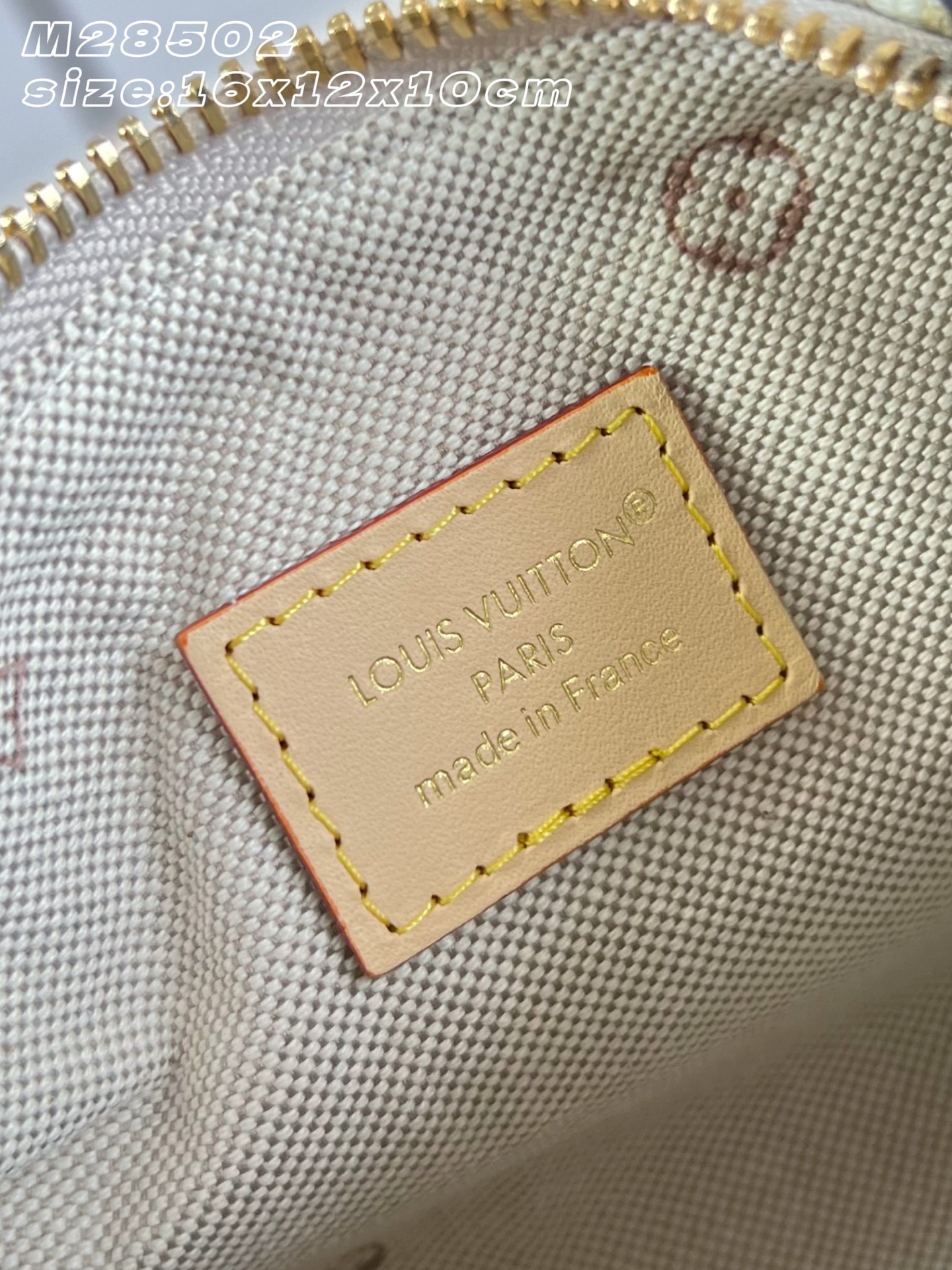 【顶级原单 M28502 】本款 Nano Speedy 手袋为触感细腻的提花帆布融入 Monogram Emblème 【顶级原单 M28502 】本款 Nano Speedy 手袋为触感细腻的提花帆布融入 Monogram Emblème