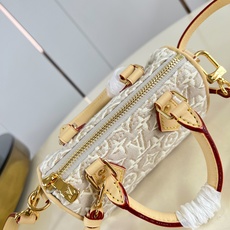 【顶级原单 M28502 】本款 Nano Speedy 手袋为触感细腻的提花帆布融入 Monogram Emblème 【顶级原单 M28502 】本款 Nano Speedy 手袋为触感细腻的提花帆布融入 Monogram Emblème