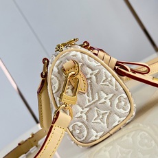 【顶级原单 M28502 】本款 Nano Speedy 手袋为触感细腻的提花帆布融入 Monogram Emblème 【顶级原单 M28502 】本款 Nano Speedy 手袋为触感细腻的提花帆布融入 Monogram Emblème