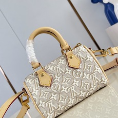 【顶级原单 M28502 】本款 Nano Speedy 手袋为触感细腻的提花帆布融入 Monogram Emblème 【顶级原单 M28502 】本款 Nano Speedy 手袋为触感细腻的提花帆布融入 Monogram Emblème