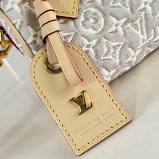 【顶级原单 M28502 】本款 Nano Speedy 手袋为触感细腻的提花帆布融入 Monogram Emblème 【顶级原单 M28502 】本款 Nano Speedy 手袋为触感细腻的提花帆布融入 Monogram Emblème