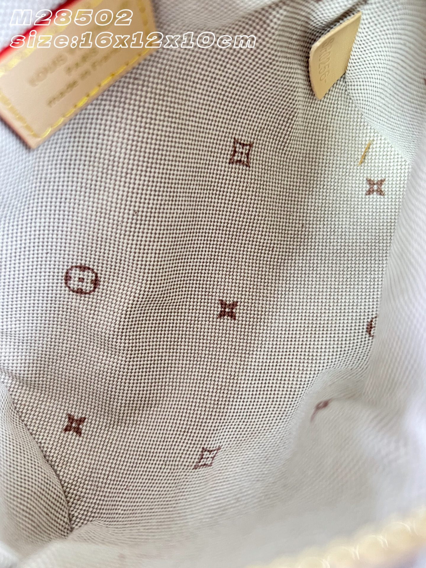 【顶级原单 M28502 】本款 Nano Speedy 手袋为触感细腻的提花帆布融入 Monogram Emblème 【顶级原单 M28502 】本款 Nano Speedy 手袋为触感细腻的提花帆布融入 Monogram Emblème
