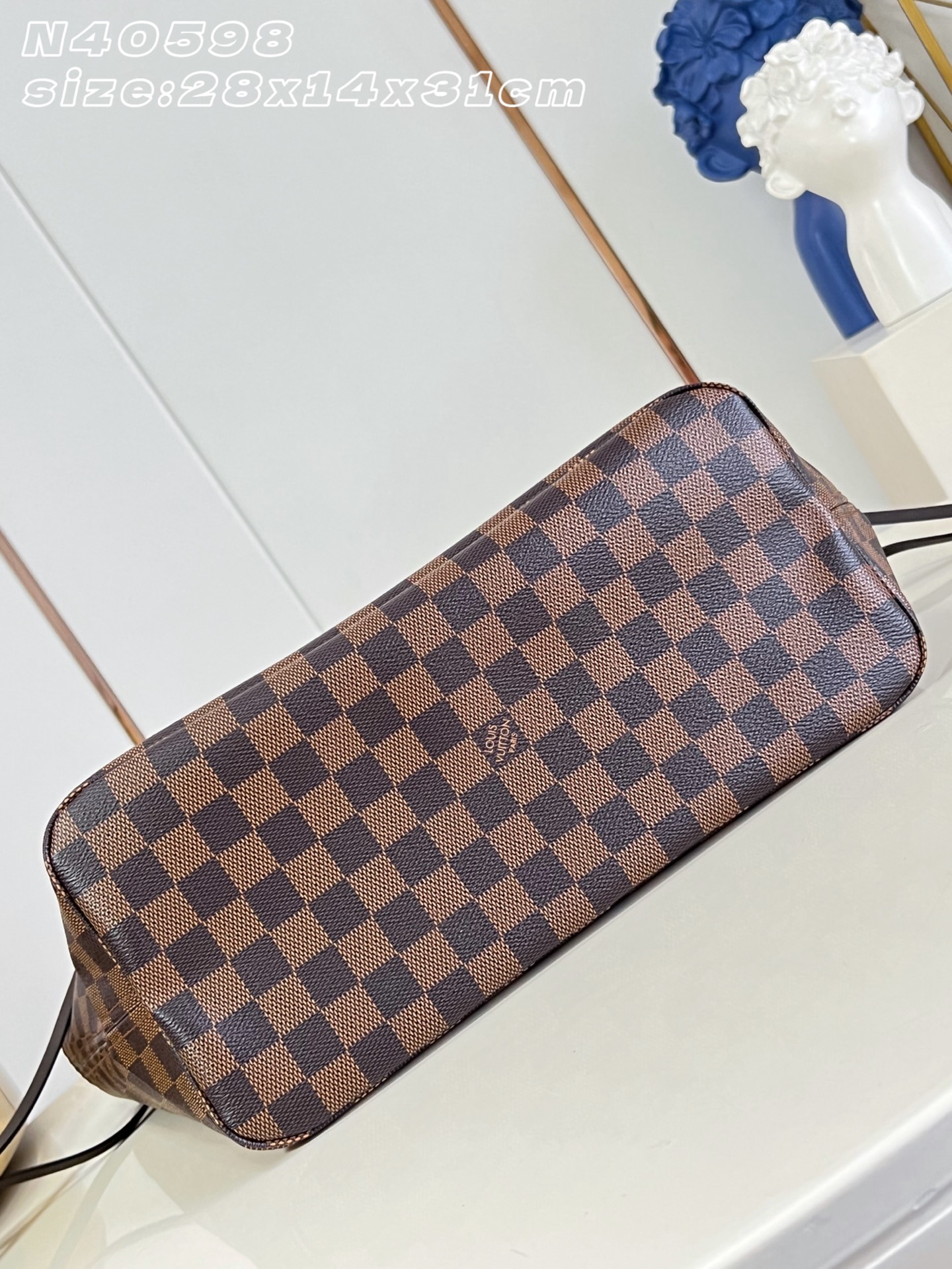 【顶级原单 N40598/钢五金 】本款 Neverfull 中号托特包为 Damier Ebene 帆布勾勒牛皮革饰边
