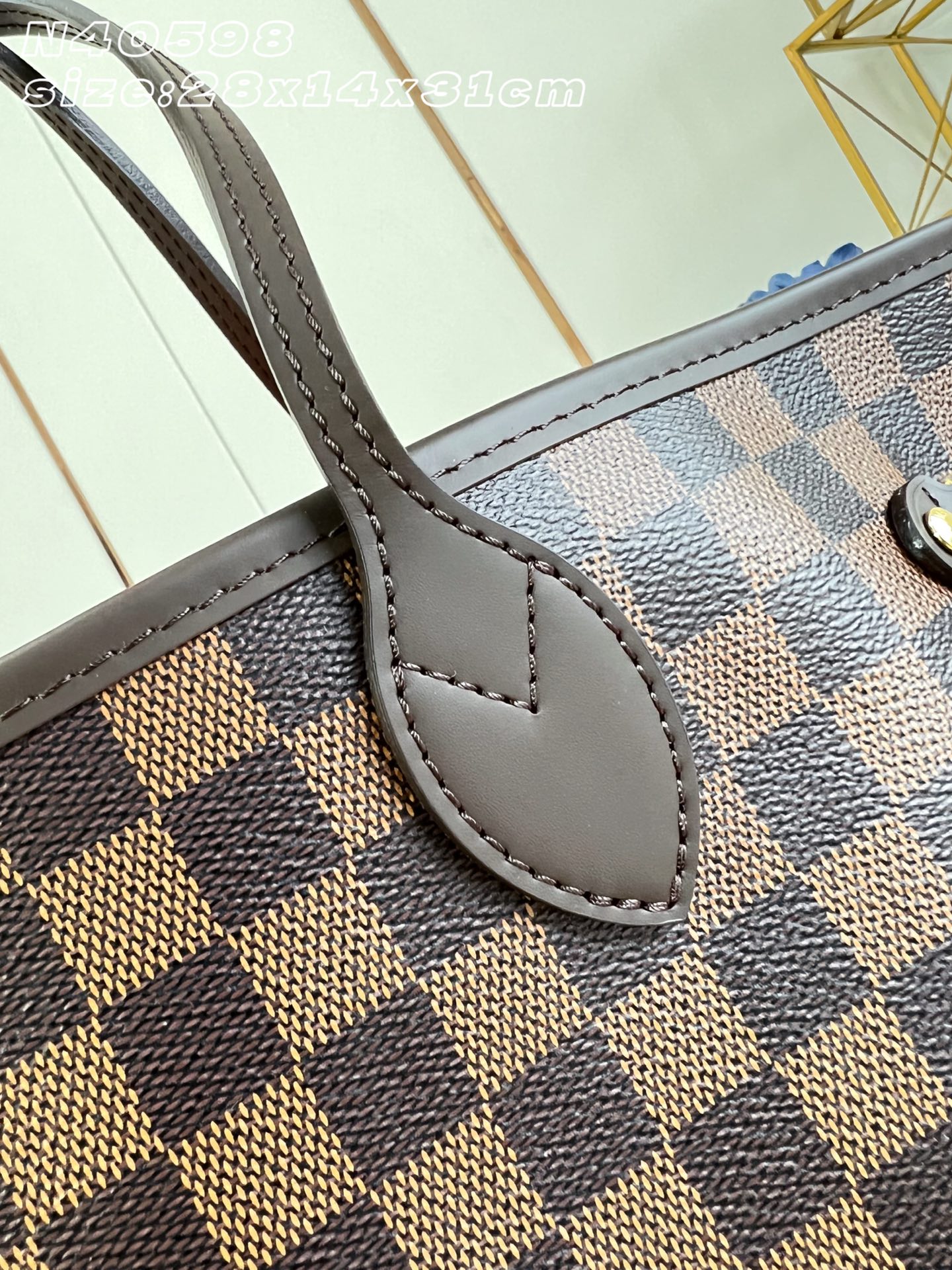 【顶级原单 N40598/钢五金 】本款 Neverfull 中号托特包为 Damier Ebene 帆布勾勒牛皮革饰边
