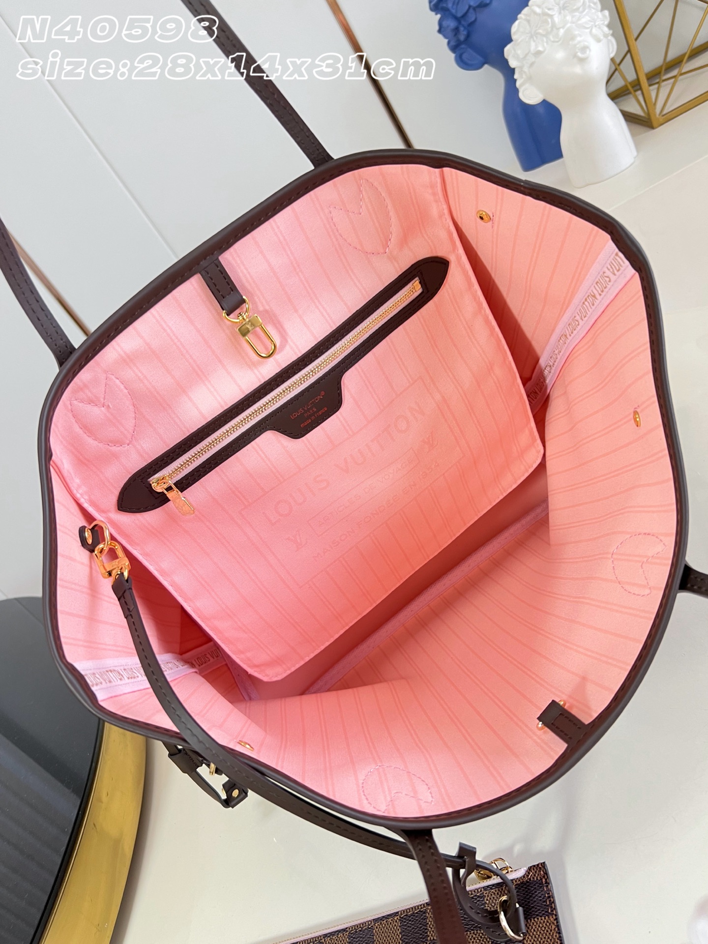 【顶级原单 N40598/钢五金 】本款 Neverfull 中号托特包为 Damier Ebene 帆布勾勒牛皮革饰边