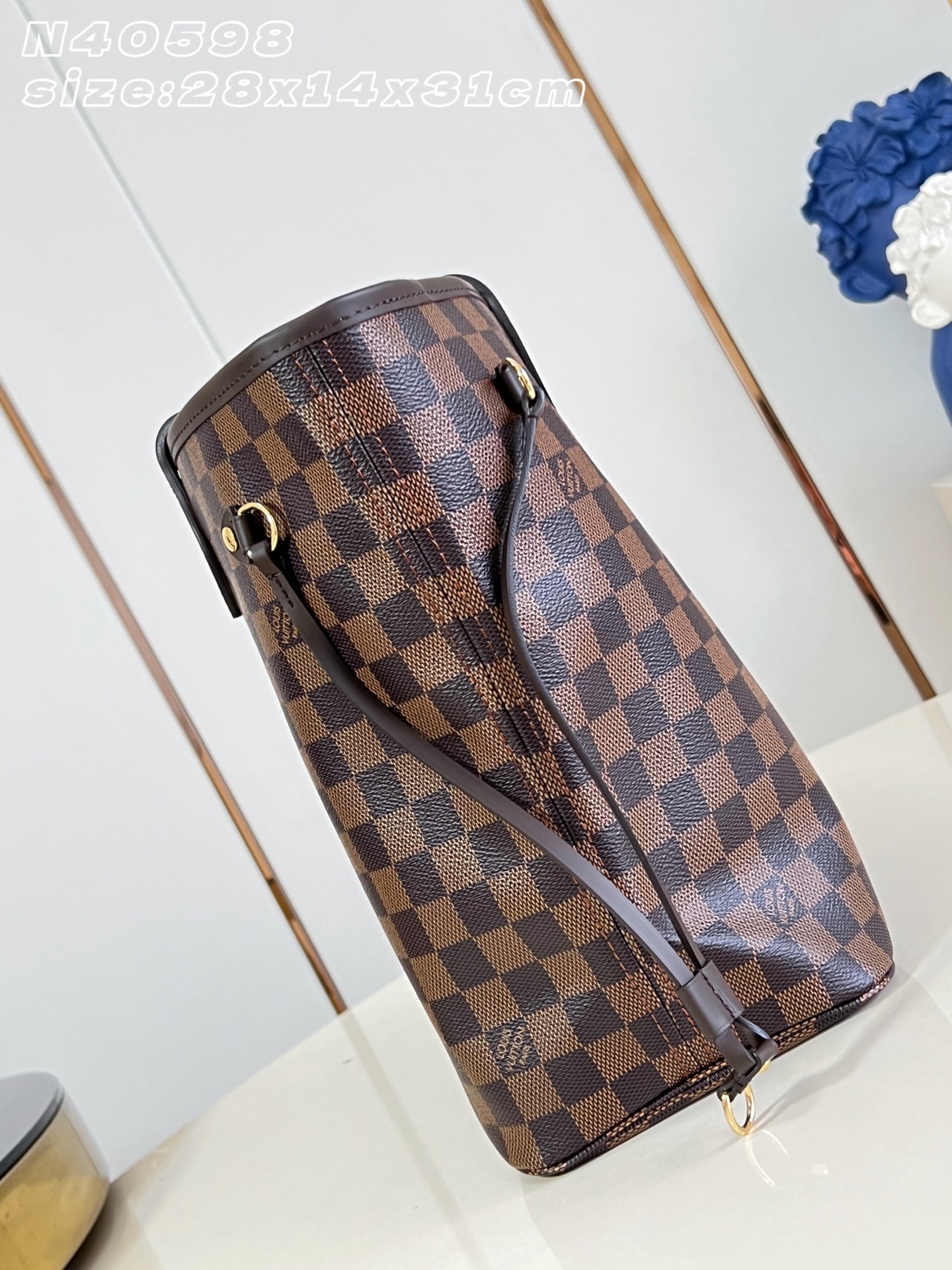 【顶级原单 N40598/钢五金 】本款 Neverfull 中号托特包为 Damier Ebene 帆布勾勒牛皮革饰边