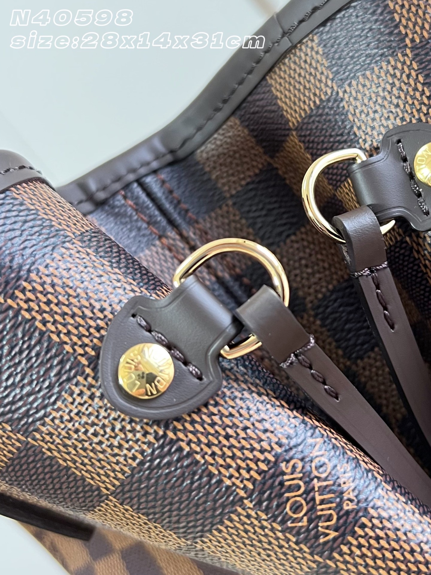 【顶级原单 N40598/钢五金 】本款 Neverfull 中号托特包为 Damier Ebene 帆布勾勒牛皮革饰边