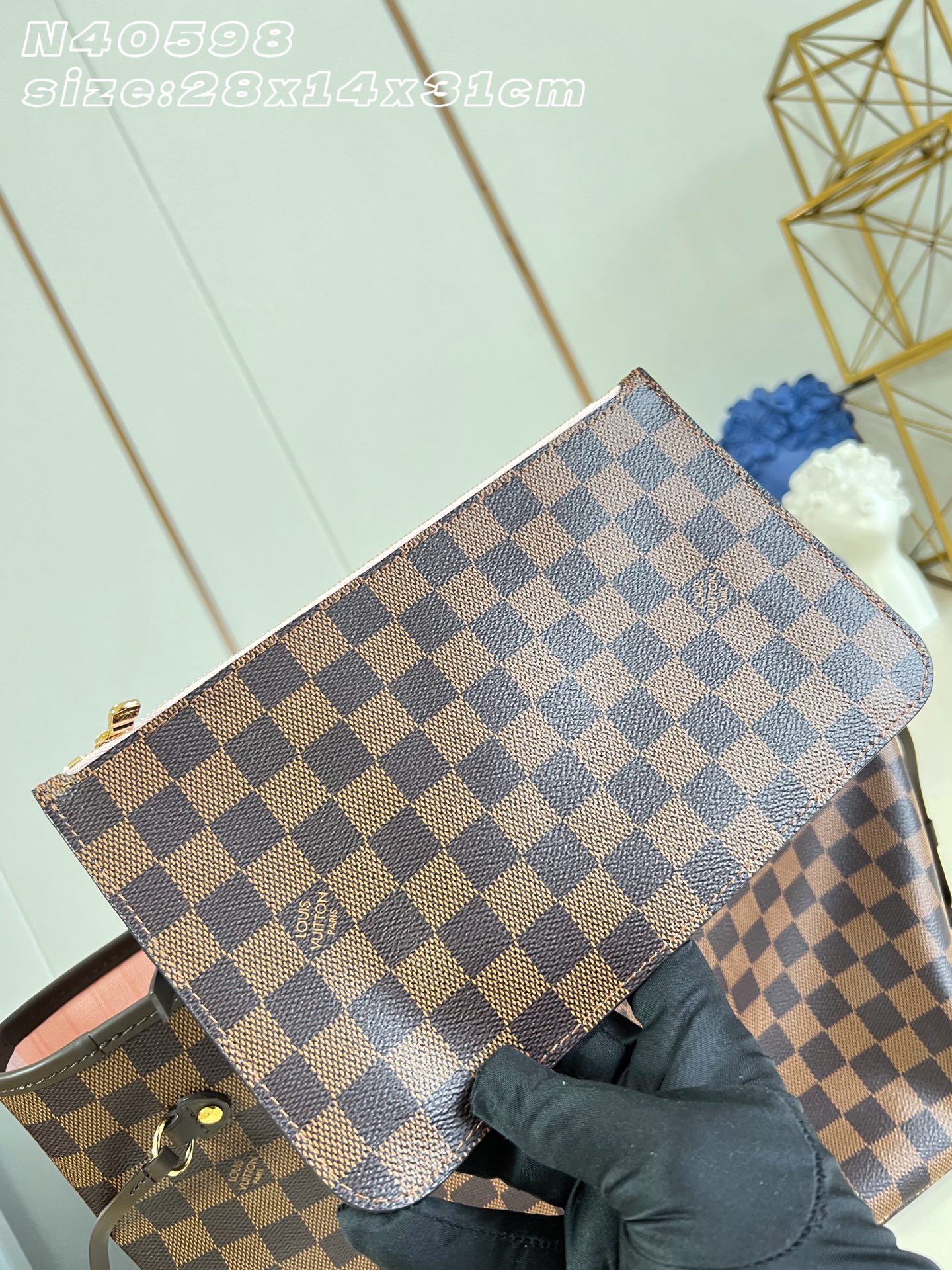 【顶级原单 N40598/钢五金 】本款 Neverfull 中号托特包为 Damier Ebene 帆布勾勒牛皮革饰边
