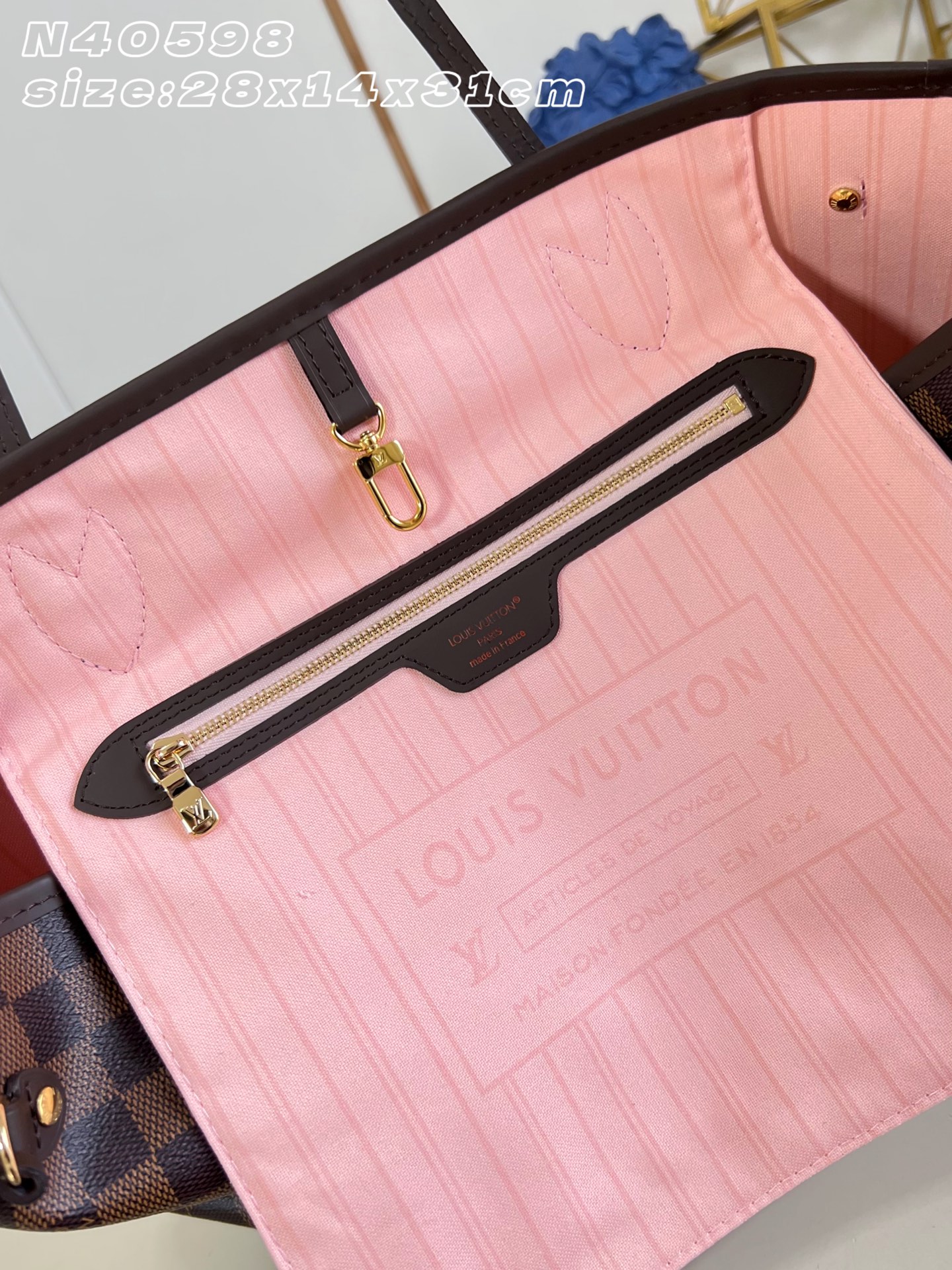 【顶级原单 N40598/钢五金 】本款 Neverfull 中号托特包为 Damier Ebene 帆布勾勒牛皮革饰边