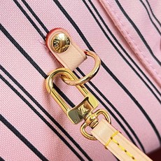 【顶级原单 M40366/钢五金 】本款 Neverfull 中号托特包为 Damier Ebene 帆布勾勒牛皮革饰边 【顶级原单 M40366/钢五金 】本款 Neverfull 中号托特包为 Damier Ebene 帆布勾勒牛皮革饰边