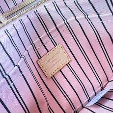 【顶级原单 M40366/钢五金 】本款 Neverfull 中号托特包为 Damier Ebene 帆布勾勒牛皮革饰边 【顶级原单 M40366/钢五金 】本款 Neverfull 中号托特包为 Damier Ebene 帆布勾勒牛皮革饰边