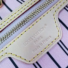 【顶级原单 M40366/钢五金 】本款 Neverfull 中号托特包为 Damier Ebene 帆布勾勒牛皮革饰边 【顶级原单 M40366/钢五金 】本款 Neverfull 中号托特包为 Damier Ebene 帆布勾勒牛皮革饰边