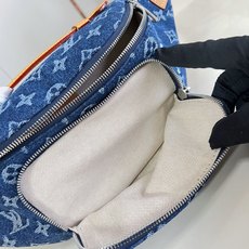 【顶级原单 M27640】本款 Rush 腰包取材 Monogram 花卉丹宁布,为 Monogram 图案点缀花卉刺绣 【顶级原单 M27640】本款 Rush 腰包取材 Monogram 花卉丹宁布,为 Monogram 图案点缀花卉刺绣