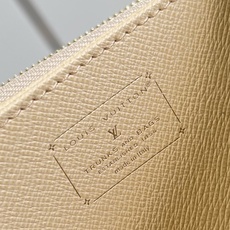 【顶级原单 M59575牛仔灰 】本款Zippy 拉链钱夹采用Monogram Emblème 帆布,以亚麻棉布焕新品牌 【顶级原单 M59575牛仔灰 】本款Zippy 拉链钱夹采用Monogram Emblème 帆布,以亚麻棉布焕新品牌