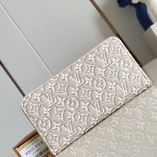 【顶级原单 M59575牛仔灰 】本款Zippy 拉链钱夹采用Monogram Emblème 帆布,以亚麻棉布焕新品牌 【顶级原单 M59575牛仔灰 】本款Zippy 拉链钱夹采用Monogram Emblème 帆布,以亚麻棉布焕新品牌