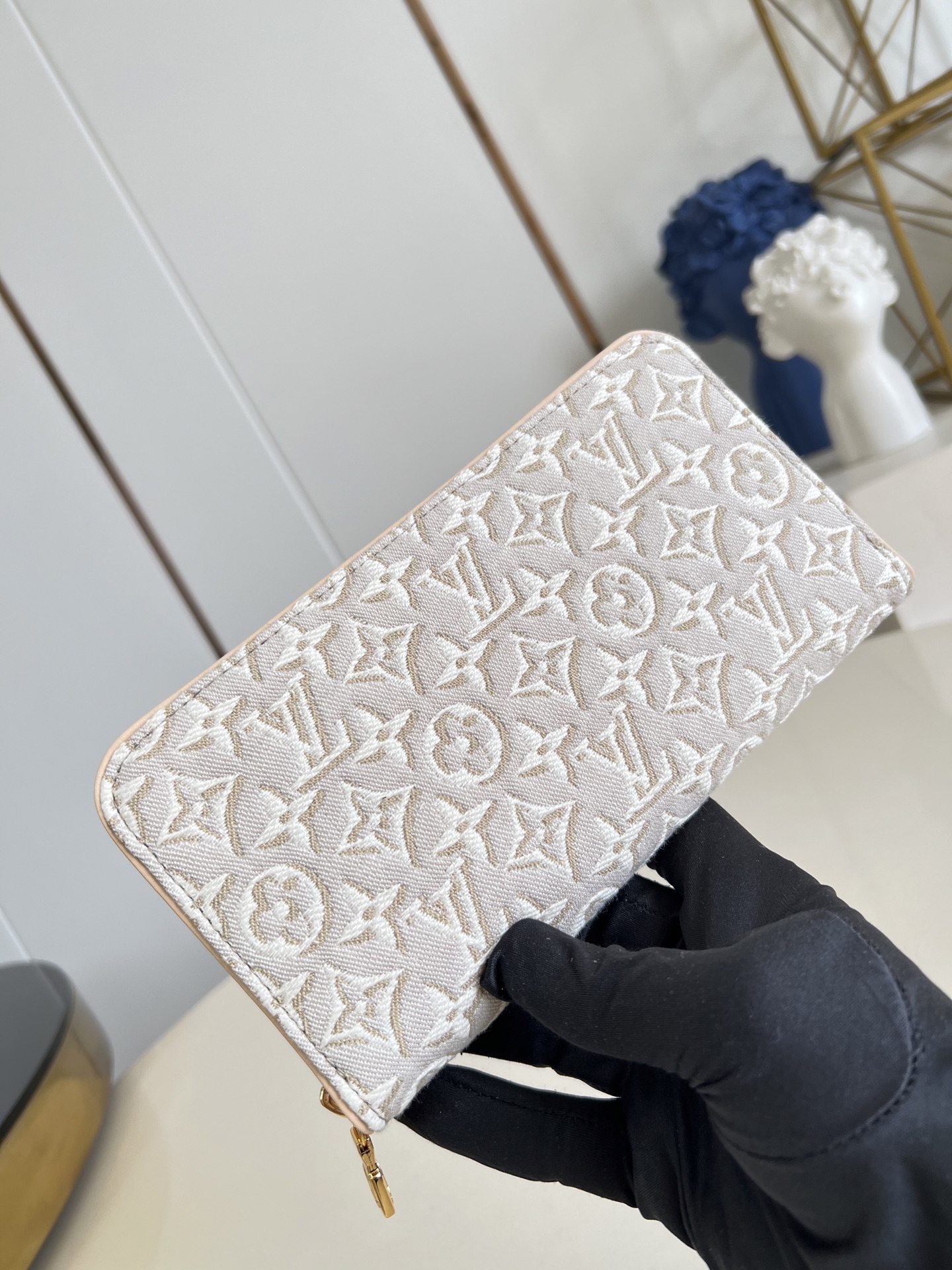 【顶级原单 M59575牛仔灰 】本款Zippy 拉链钱夹采用Monogram Emblème 帆布,以亚麻棉布焕新品牌 【顶级原单 M59575牛仔灰 】本款Zippy 拉链钱夹采用Monogram Emblème 帆布,以亚麻棉布焕新品牌