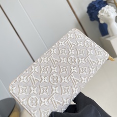 【顶级原单 M59575牛仔灰 】本款Zippy 拉链钱夹采用Monogram Emblème 帆布,以亚麻棉布焕新品牌 【顶级原单 M59575牛仔灰 】本款Zippy 拉链钱夹采用Monogram Emblème 帆布,以亚麻棉布焕新品牌