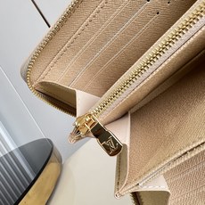 【顶级原单 M59575牛仔灰 】本款Zippy 拉链钱夹采用Monogram Emblème 帆布,以亚麻棉布焕新品牌 【顶级原单 M59575牛仔灰 】本款Zippy 拉链钱夹采用Monogram Emblème 帆布,以亚麻棉布焕新品牌