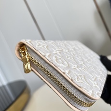 【顶级原单 M59575牛仔灰 】本款Zippy 拉链钱夹采用Monogram Emblème 帆布,以亚麻棉布焕新品牌 【顶级原单 M59575牛仔灰 】本款Zippy 拉链钱夹采用Monogram Emblème 帆布,以亚麻棉布焕新品牌