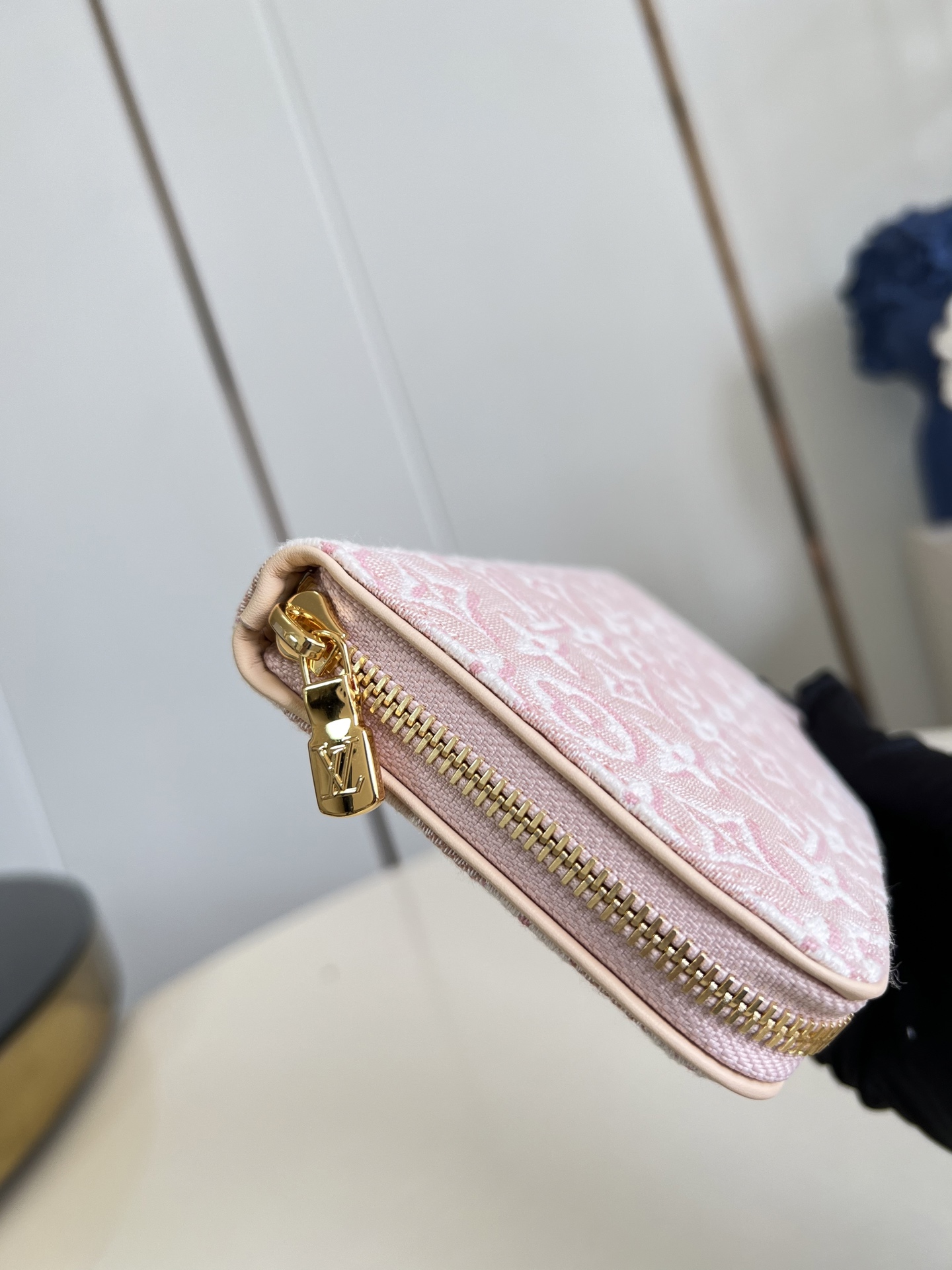 【顶级原单 M59575牛仔粉 】本款Zippy 拉链钱夹采用Monogram Emblème 帆布,以亚麻棉布焕新品牌 【顶级原单 M59575牛仔粉 】本款Zippy 拉链钱夹采用Monogram Emblème 帆布,以亚麻棉布焕新品牌