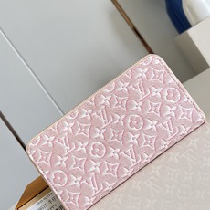 【顶级原单 M59575牛仔粉 】本款Zippy 拉链钱夹采用Monogram Emblème 帆布,以亚麻棉布焕新品牌 【顶级原单 M59575牛仔粉 】本款Zippy 拉链钱夹采用Monogram Emblème 帆布,以亚麻棉布焕新品牌