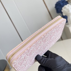 【顶级原单 M59575牛仔粉 】本款Zippy 拉链钱夹采用Monogram Emblème 帆布,以亚麻棉布焕新品牌 【顶级原单 M59575牛仔粉 】本款Zippy 拉链钱夹采用Monogram Emblème 帆布,以亚麻棉布焕新品牌