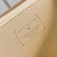 【顶级原单 M59575牛仔粉 】本款Zippy 拉链钱夹采用Monogram Emblème 帆布,以亚麻棉布焕新品牌 【顶级原单 M59575牛仔粉 】本款Zippy 拉链钱夹采用Monogram Emblème 帆布,以亚麻棉布焕新品牌