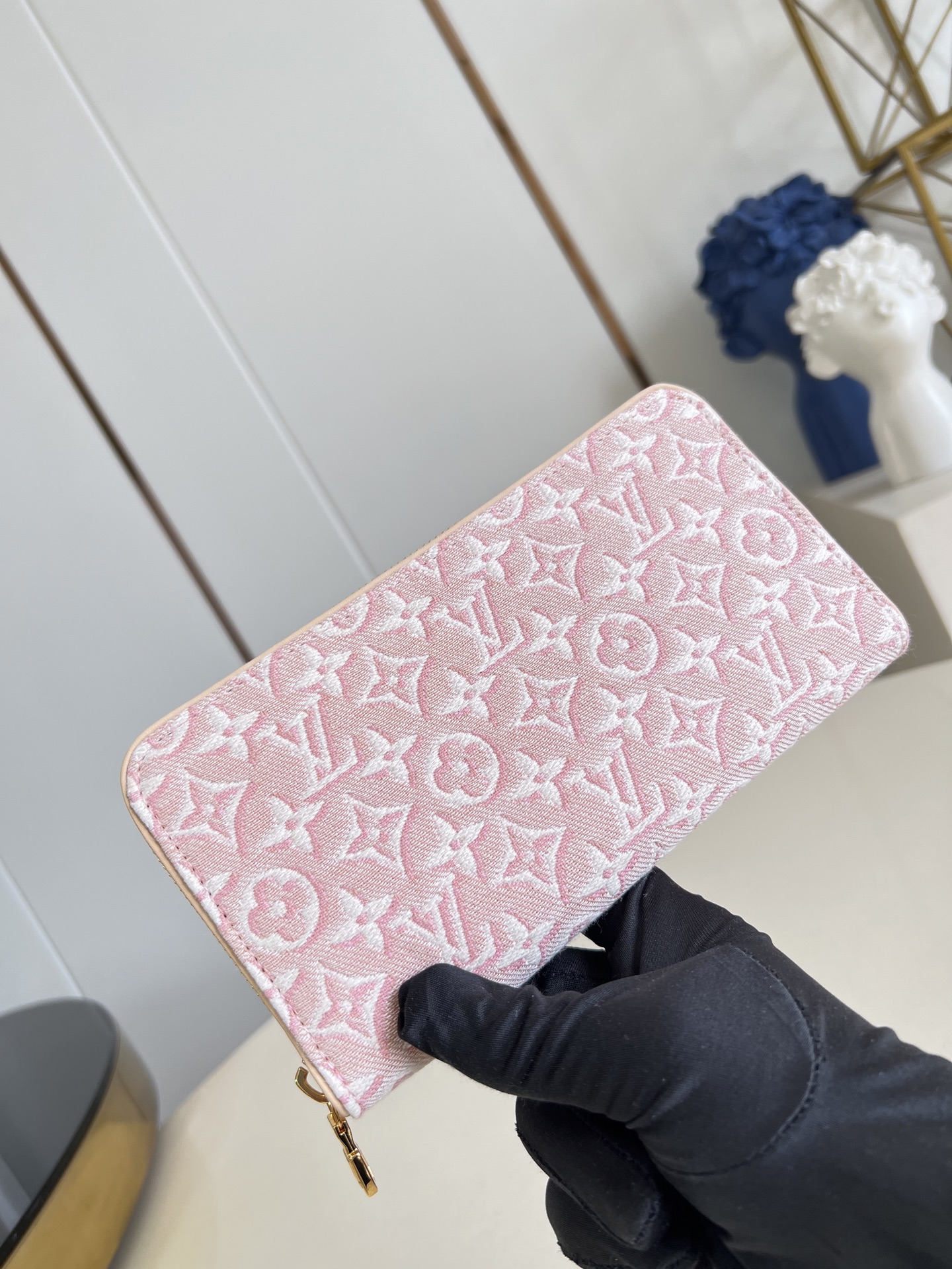 【顶级原单 M59575牛仔粉 】本款Zippy 拉链钱夹采用Monogram Emblème 帆布,以亚麻棉布焕新品牌 【顶级原单 M59575牛仔粉 】本款Zippy 拉链钱夹采用Monogram Emblème 帆布,以亚麻棉布焕新品牌