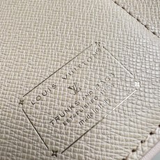 【顶级原单 M2A151牛仔粉 】這款Victorine錢包以全新版本向路易威登的歷史致敬,Monogram Emblè 【顶级原单 M2A151牛仔粉 】這款Victorine錢包以全新版本向路易威登的歷史致敬,Monogram Emblè