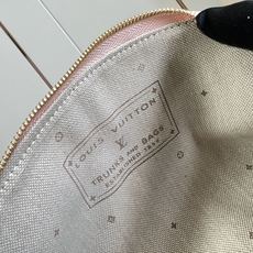 【顶级原单 M2A419牛仔粉 】本款 Pochette Cosmétique 小号化妆包采用 Monogram Em 【顶级原单 M2A419牛仔粉 】本款 Pochette Cosmétique 小号化妆包采用 Monogram Em