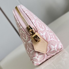 【顶级原单 M2A419牛仔粉 】本款 Pochette Cosmétique 小号化妆包采用 Monogram Em 【顶级原单 M2A419牛仔粉 】本款 Pochette Cosmétique 小号化妆包采用 Monogram Em