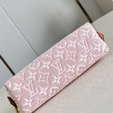 【顶级原单 M2A419牛仔粉 】本款 Pochette Cosmétique 小号化妆包采用 Monogram Em 【顶级原单 M2A419牛仔粉 】本款 Pochette Cosmétique 小号化妆包采用 Monogram Em