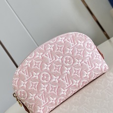 【顶级原单 M2A419牛仔粉 】本款 Pochette Cosmétique 小号化妆包采用 Monogram Em 【顶级原单 M2A419牛仔粉 】本款 Pochette Cosmétique 小号化妆包采用 Monogram Em