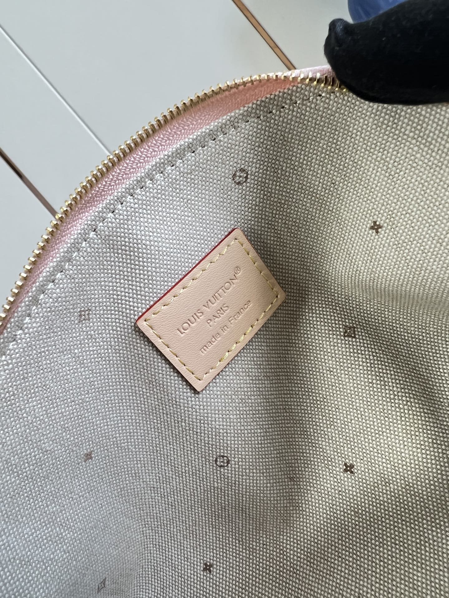 【顶级原单 M2A419牛仔粉 】本款 Pochette Cosmétique 小号化妆包采用 Monogram Em 【顶级原单 M2A419牛仔粉 】本款 Pochette Cosmétique 小号化妆包采用 Monogram Em