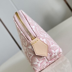【顶级原单 M2A419牛仔粉 】本款 Pochette Cosmétique 小号化妆包采用 Monogram Em 【顶级原单 M2A419牛仔粉 】本款 Pochette Cosmétique 小号化妆包采用 Monogram Em