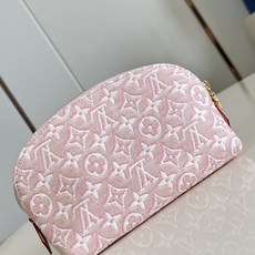 【顶级原单 M2A419牛仔粉 】本款 Pochette Cosmétique 小号化妆包采用 Monogram Em 【顶级原单 M2A419牛仔粉 】本款 Pochette Cosmétique 小号化妆包采用 Monogram Em