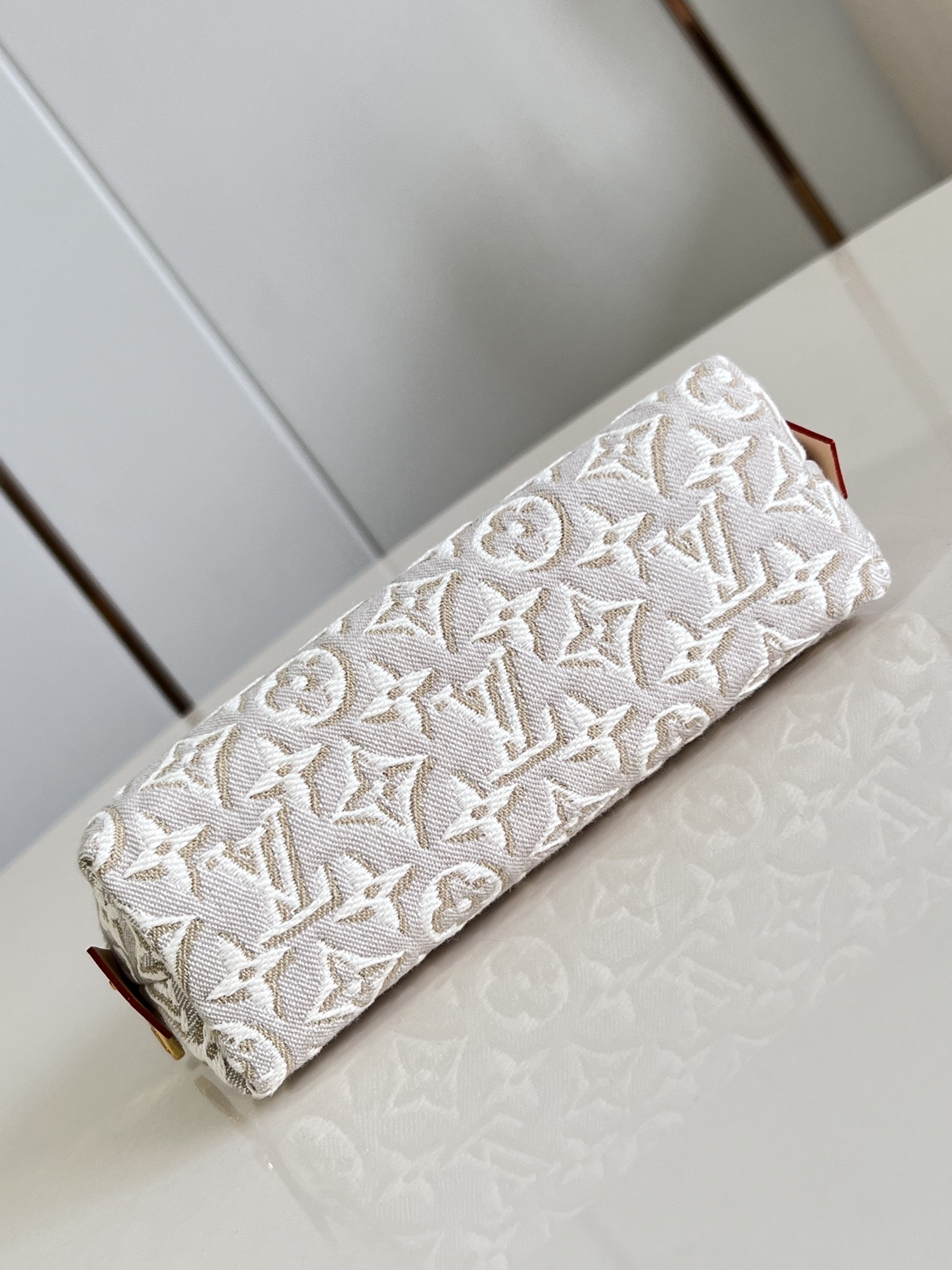【顶级原单 M2A320牛仔灰 】本款 Pochette Cosmétique 小号化妆包采用 Monogram Em 【顶级原单 M2A320牛仔灰 】本款 Pochette Cosmétique 小号化妆包采用 Monogram Em