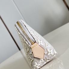 【顶级原单 M2A320牛仔灰 】本款 Pochette Cosmétique 小号化妆包采用 Monogram Em 【顶级原单 M2A320牛仔灰 】本款 Pochette Cosmétique 小号化妆包采用 Monogram Em