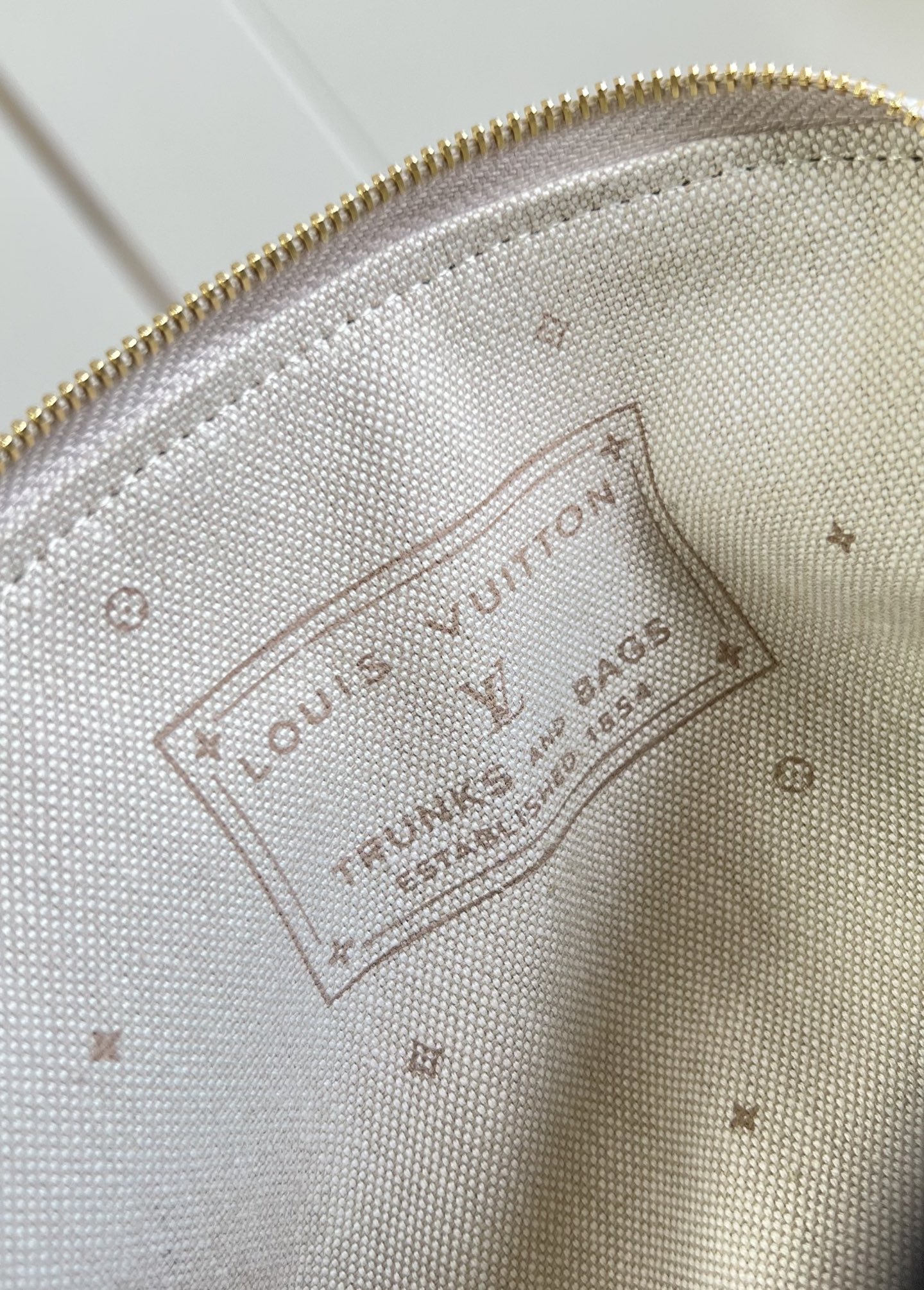 【顶级原单 M2A320牛仔灰 】本款 Pochette Cosmétique 小号化妆包采用 Monogram Em 【顶级原单 M2A320牛仔灰 】本款 Pochette Cosmétique 小号化妆包采用 Monogram Em